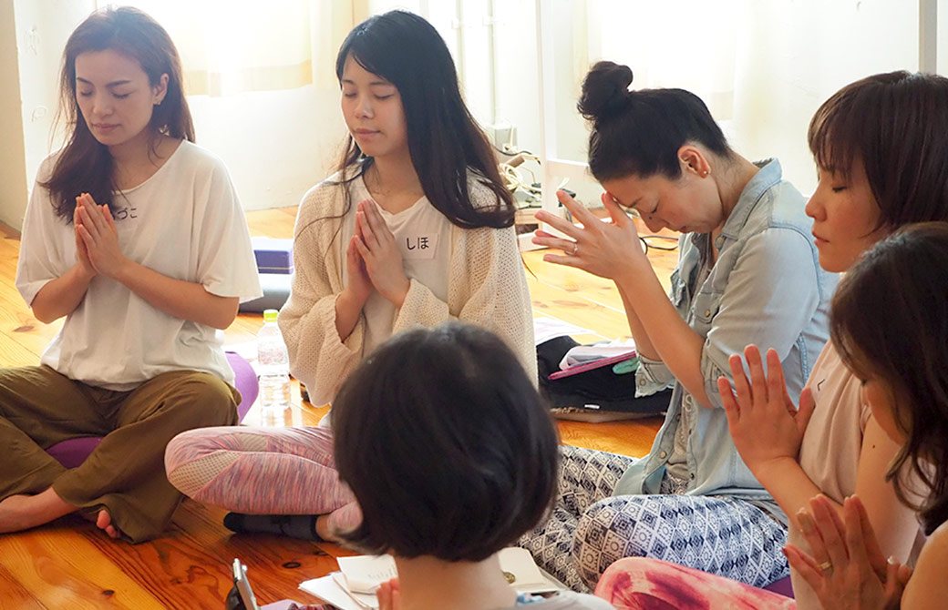 リストラティブヨガ集中講座で皆が円になって合掌している
