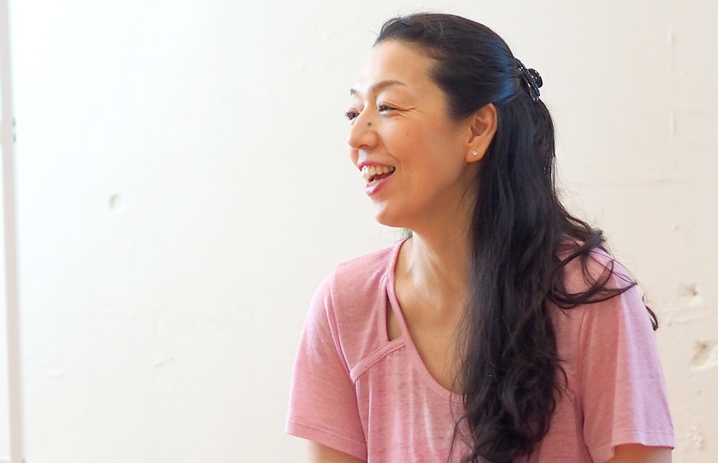 川原朋子先生が笑顔でお話されている様子