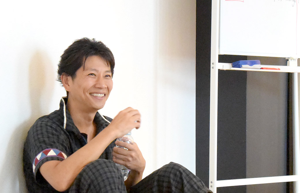 ヨガ動画編集講座で講義をされる南周平先生