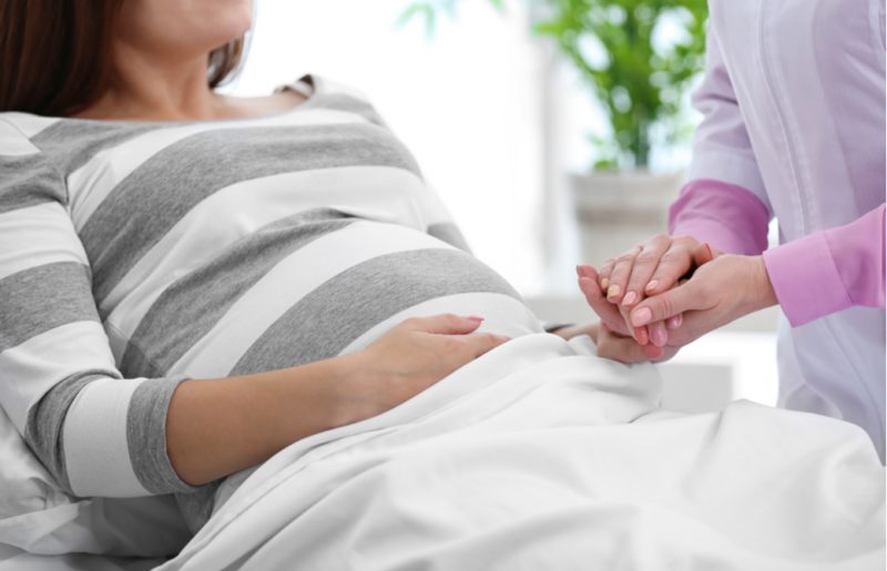 妊婦と手を握るドゥーラ