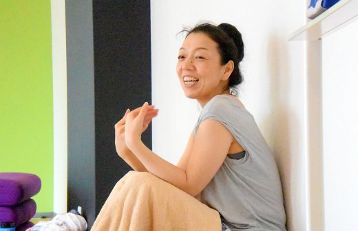リストラティブヨガ集中講座で川原朋子先生が笑顔でお話されている
