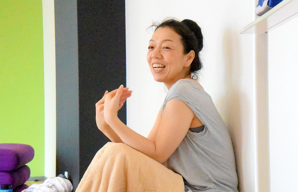 リストラティブヨガ集中講座で川原朋子先生が笑顔でお話されている