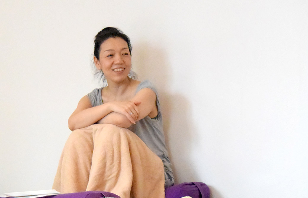 リストラティブヨガ集中講座で笑顔でお話する川原朋子先生