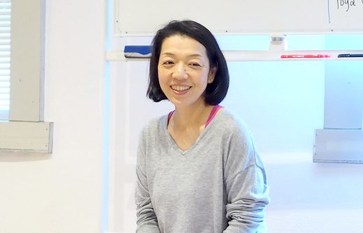 川原朋子先生が笑顔で講義している様子