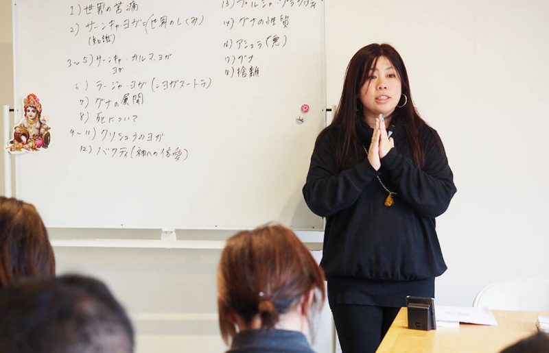 生徒さんにヨガ哲学の講義をする永井先生