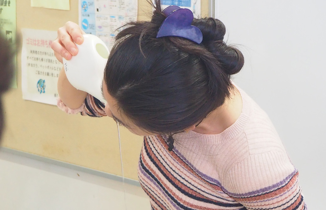ヨガセラピーコースでネティのデモンストレーションをするまいさん