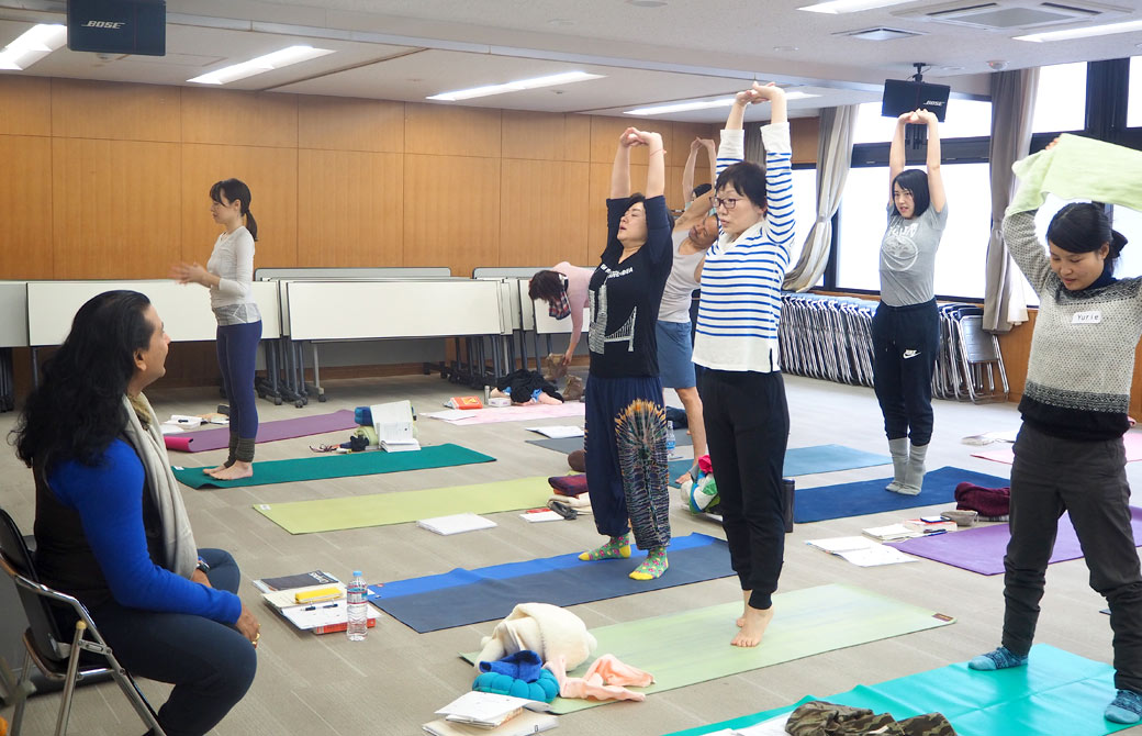 グルジ先生のヨガセラピーコースでアーサナを実践している
