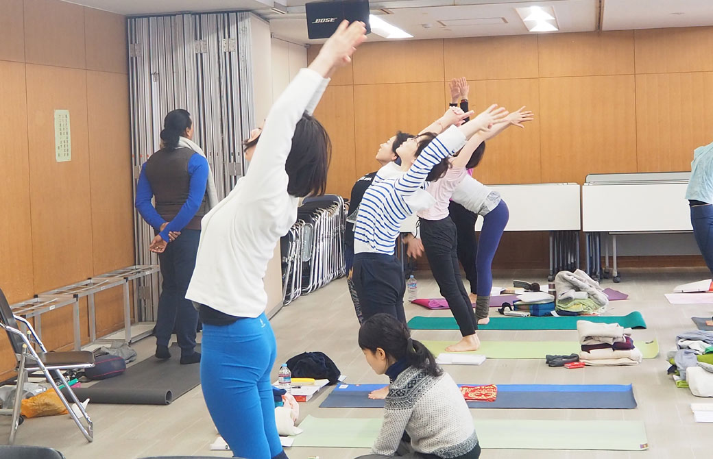 ヨガセラピーコースでマントラを唱えながら太陽礼拝をしている