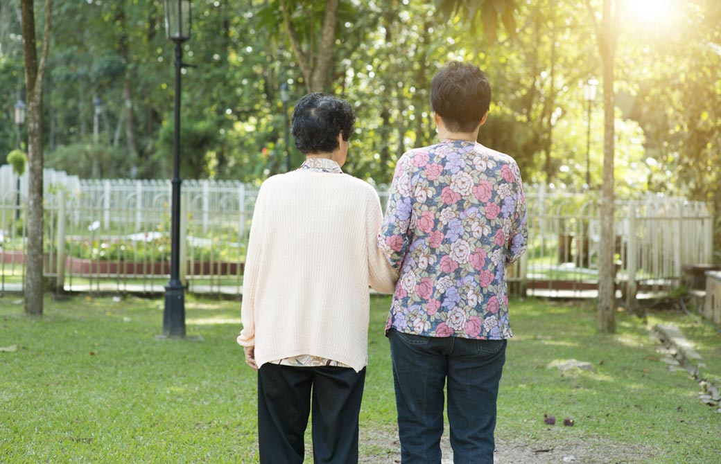 老女が2人並んでいるの後ろ姿