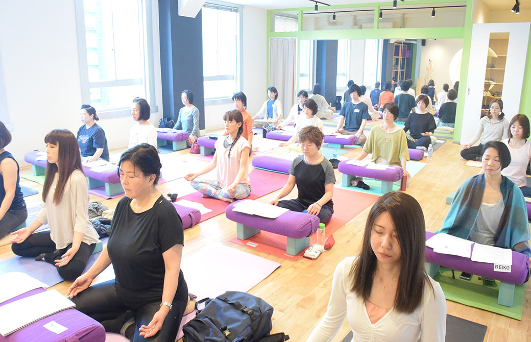 グルジ先生の瞑想基礎講座で瞑想をしている様子