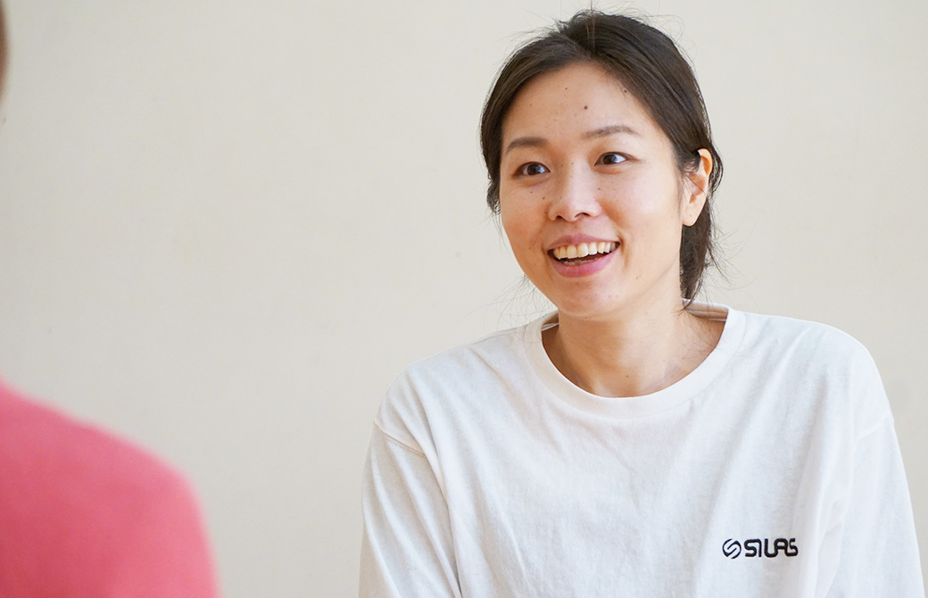 佐久間涼子先生が話している。
