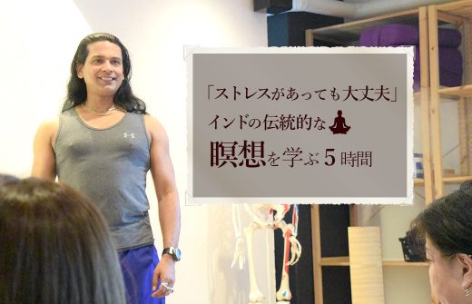 グルジ先生が瞑想を教えている様子