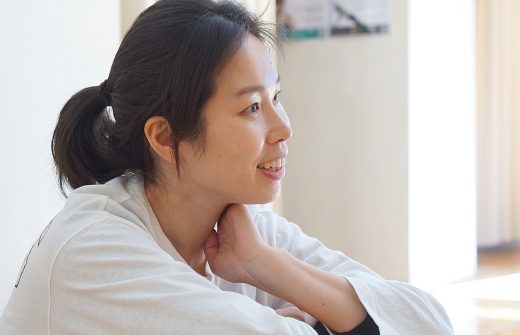 佐久間涼子先生が笑顔で話している