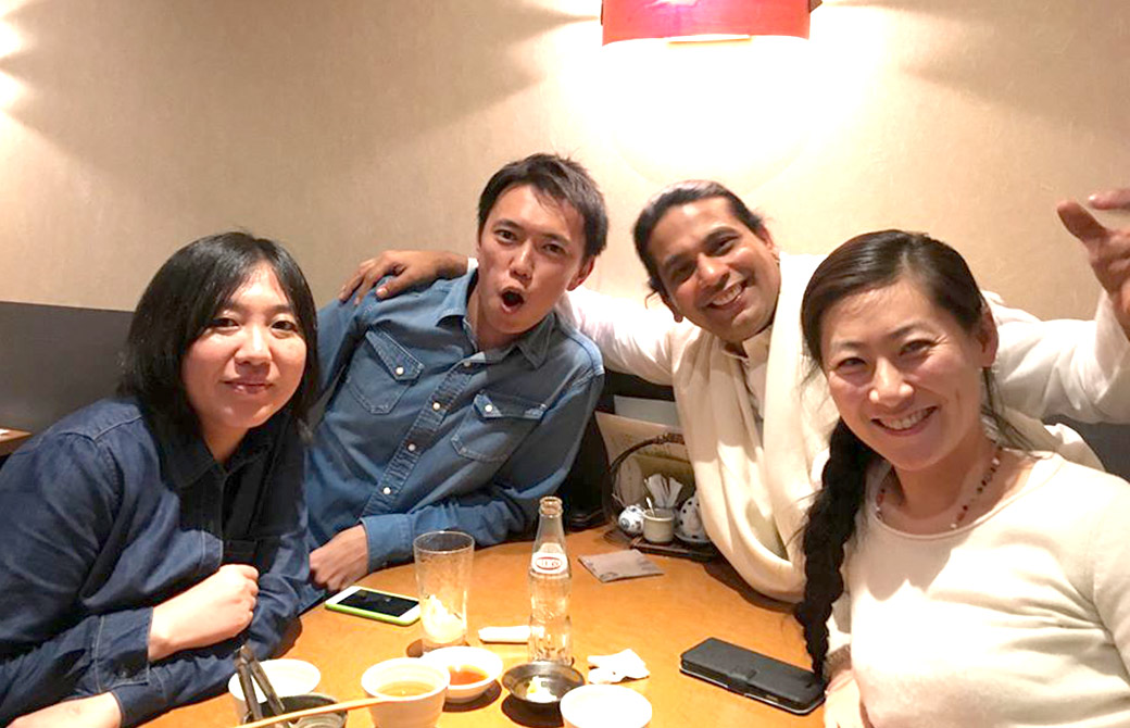 左から亀井先輩、MIKIZO、クリシュナ・グルジ・鈴木麻衣先生