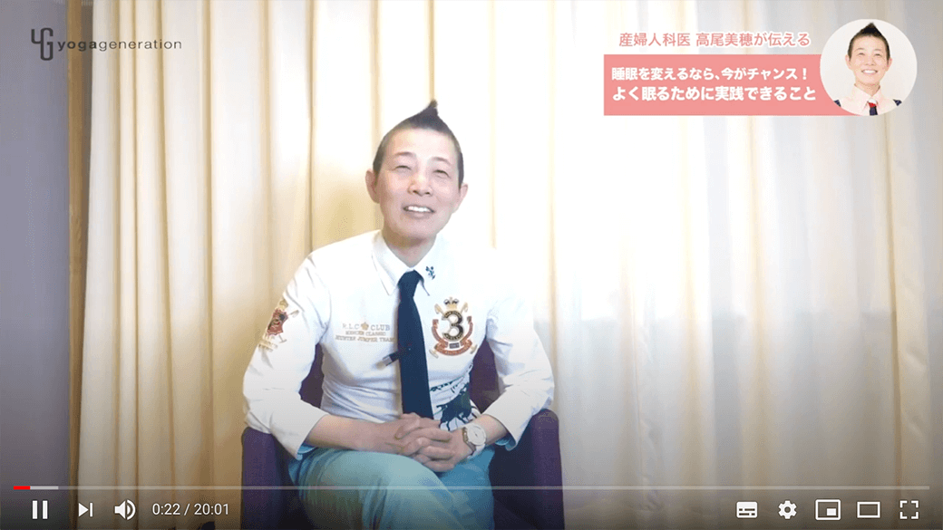 病院のカーテンの前でお話をされる高尾美穂先生