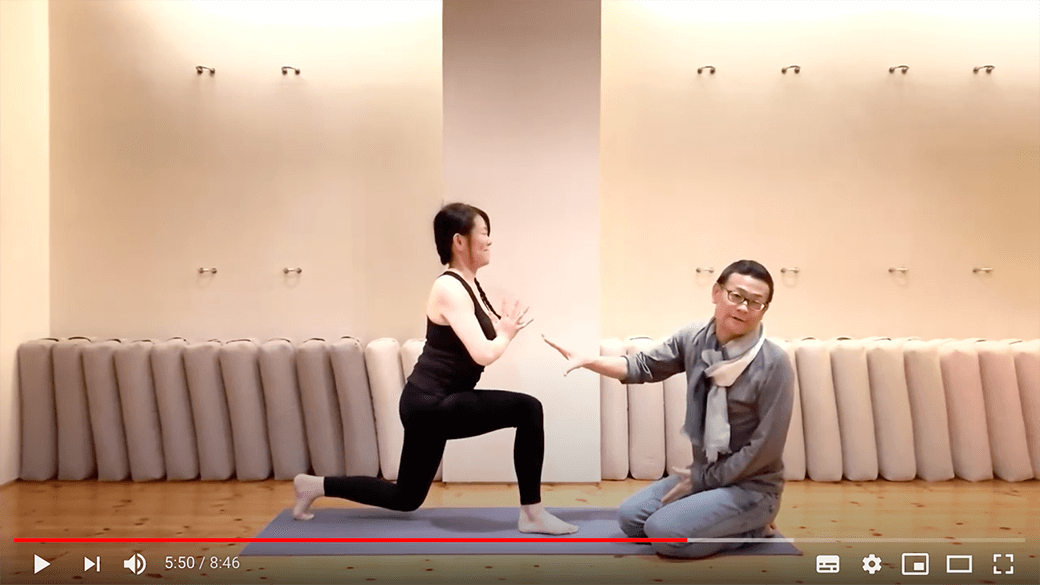 太腿の前を鍛えるトレーニング指導をする内田先生