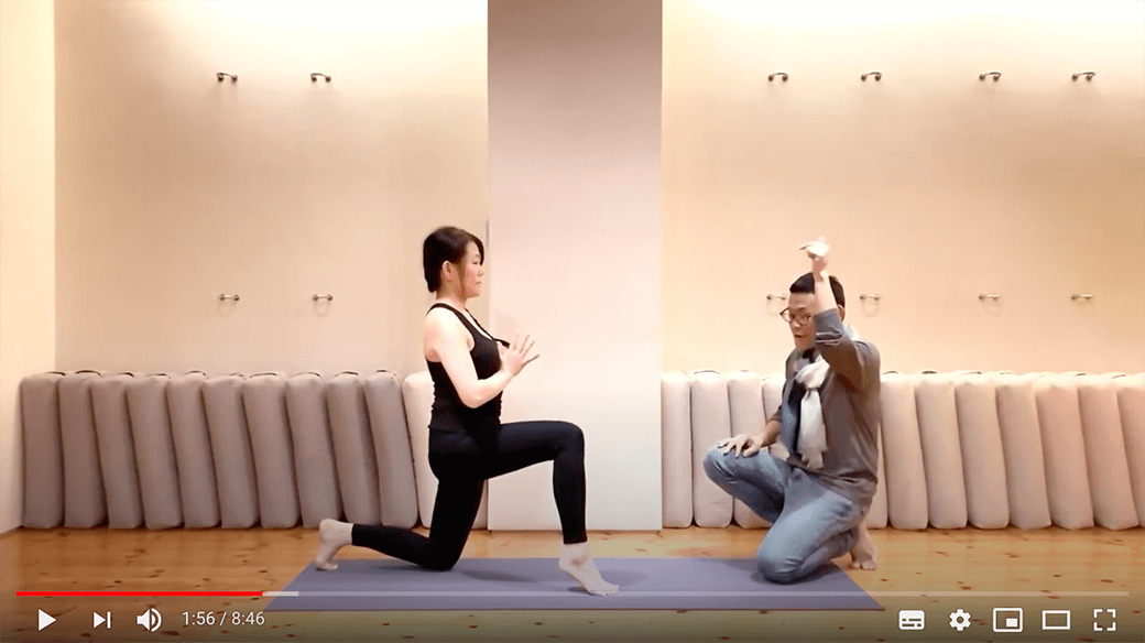 ふくらはぎを鍛えるトレーニング指導をする内田先生