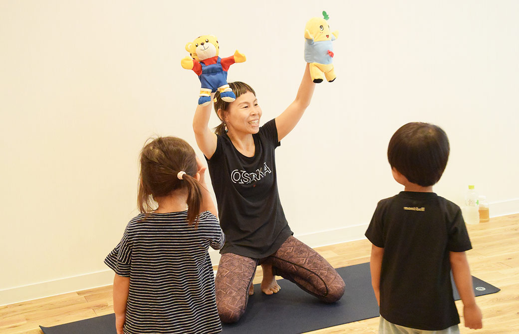 片岡まり子先生が右手にしまじろう、左手にふなっしーを持っている