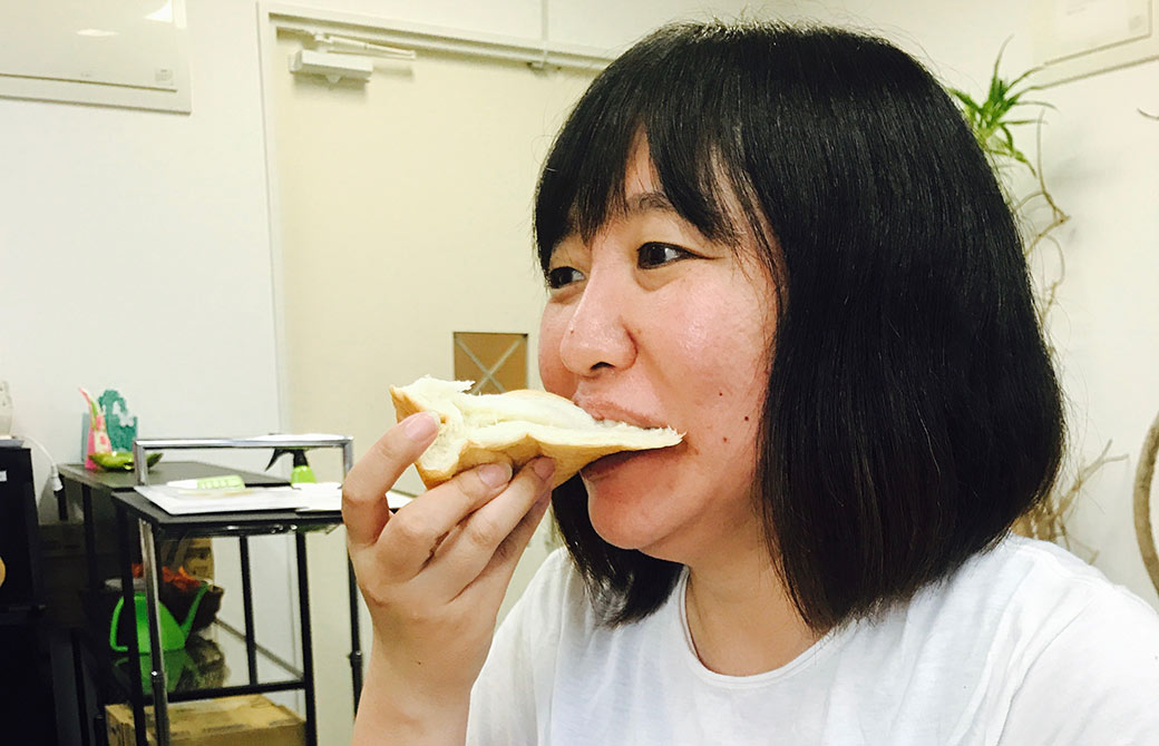 食パンを食べる亀井さん