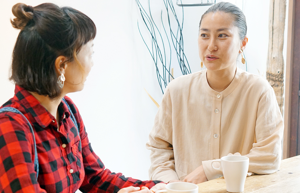 元同僚同士の真帆さん(右)と真紀さん(左)。今回は真帆さんのお話をお届けします!