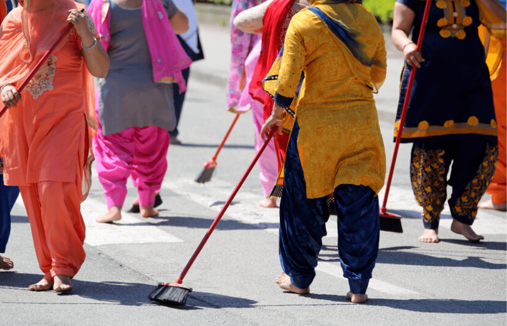 インドで道を掃除する人々