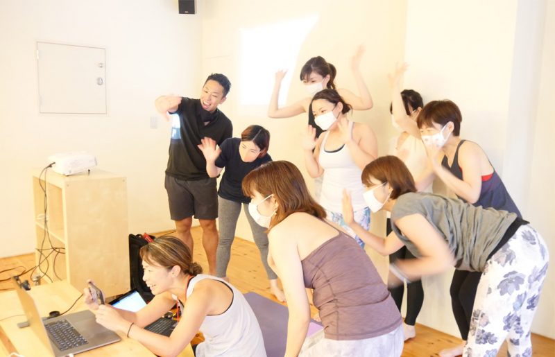 パソコンの向こうの生徒さんに手を振るマイコ先生と複数の生徒さん