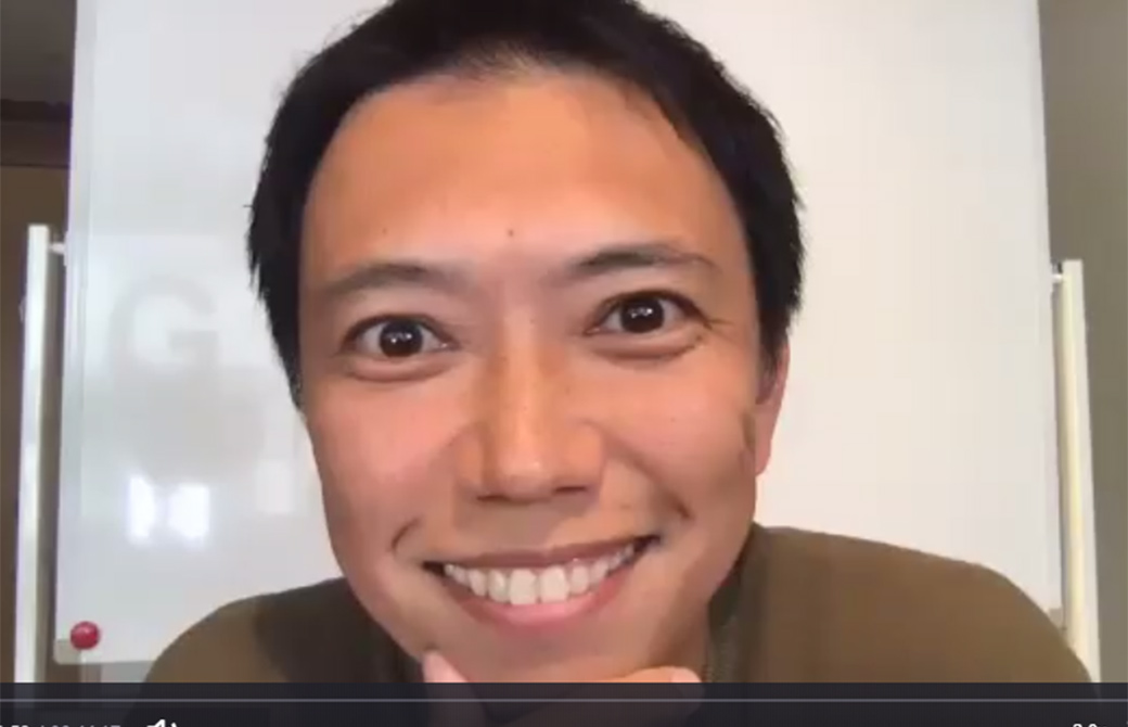 酒造博明の顔をアップで映す