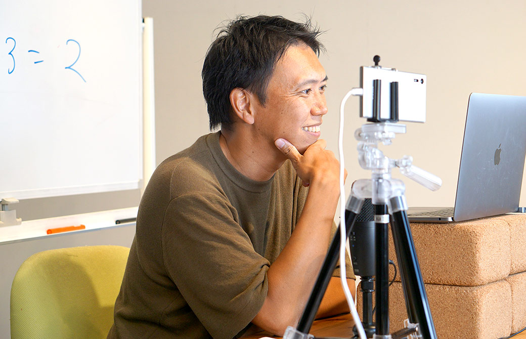酒造博明にがパソコンに向かって話す様子