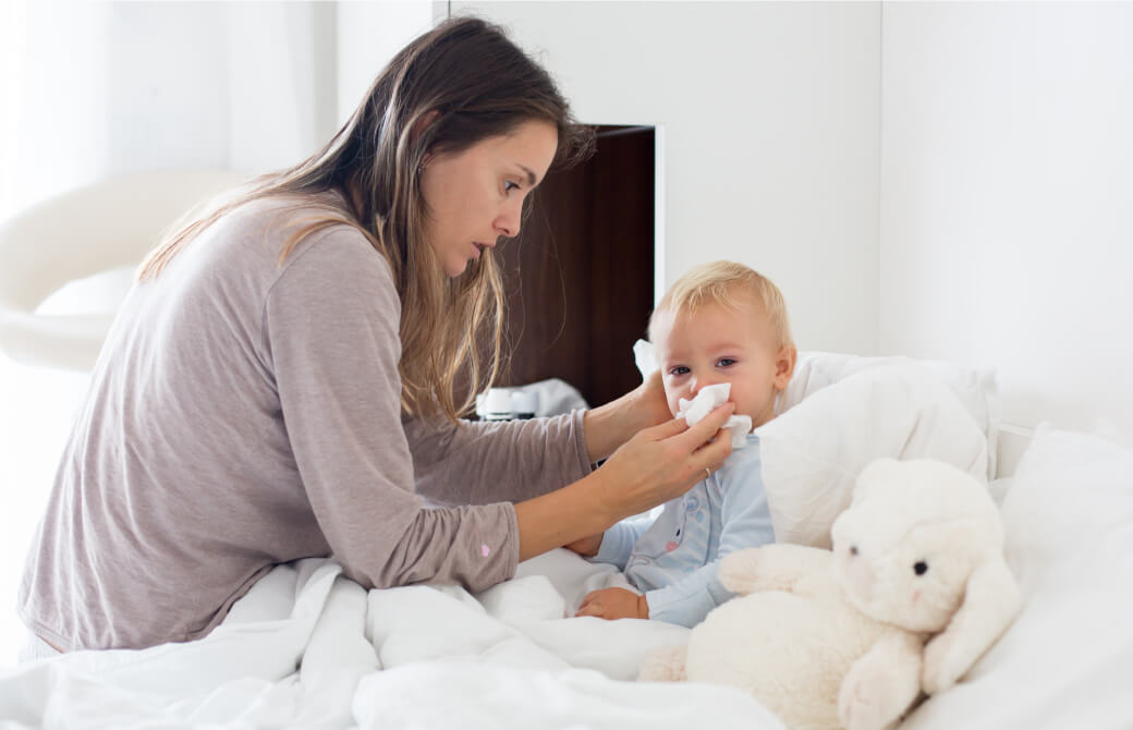 子供の鼻を噛んであげている母親