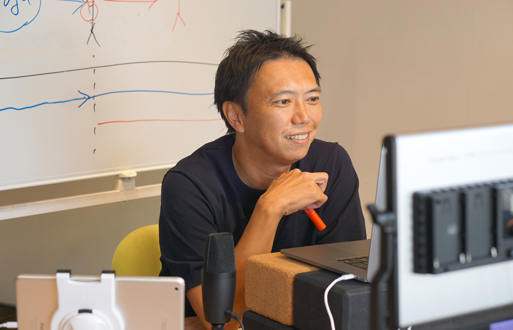 ビジネス講座のオンライン講座中。講師が笑っている。