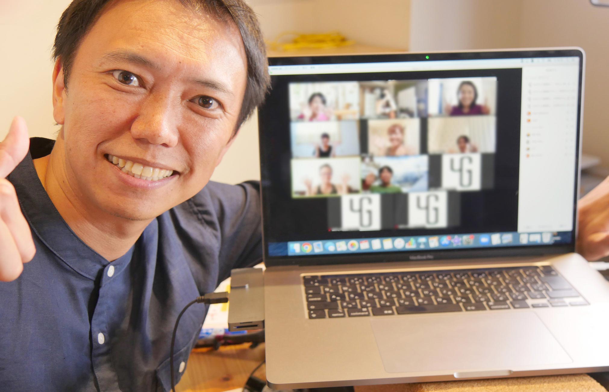 講師とズームの画面で集合写真