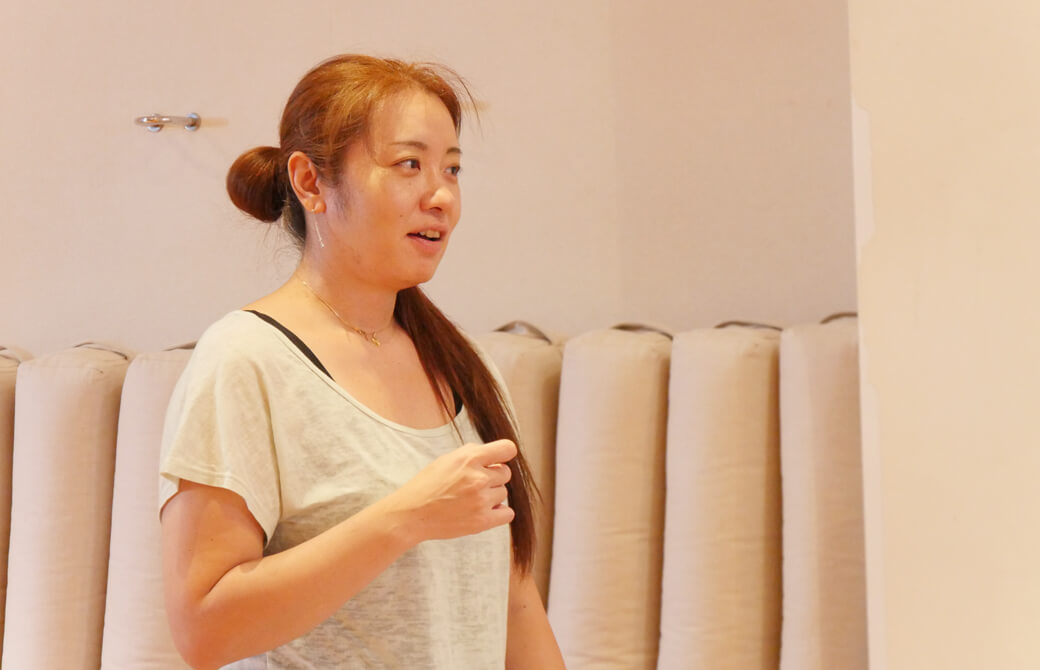 Chie先生がヨガスタジオでお話している