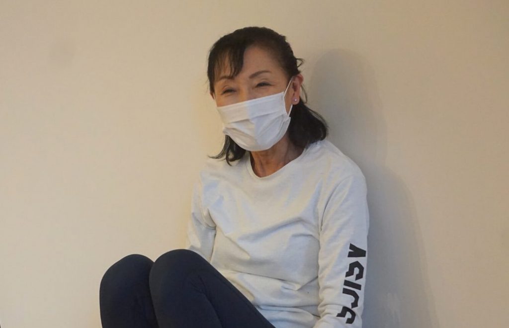 クラス中、優しい笑顔で生徒をみつめる柳生直子先生