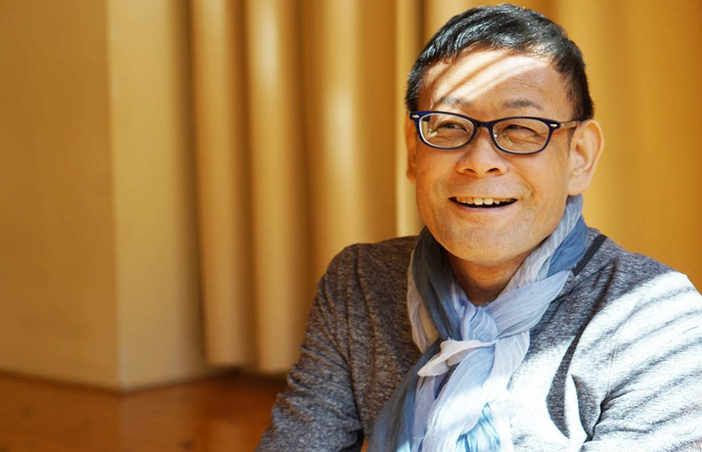 ヨガ解剖学講師内田かつのり先生の笑顔