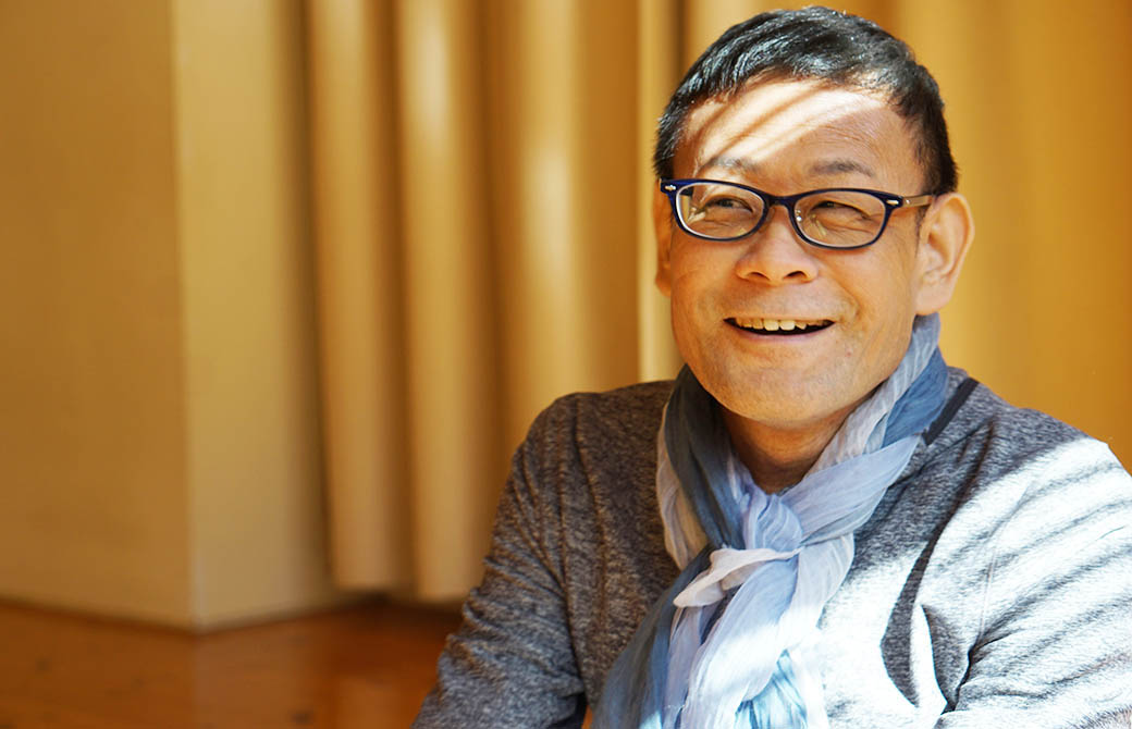 ヨガ解剖学講師内田かつのり先生の笑顔