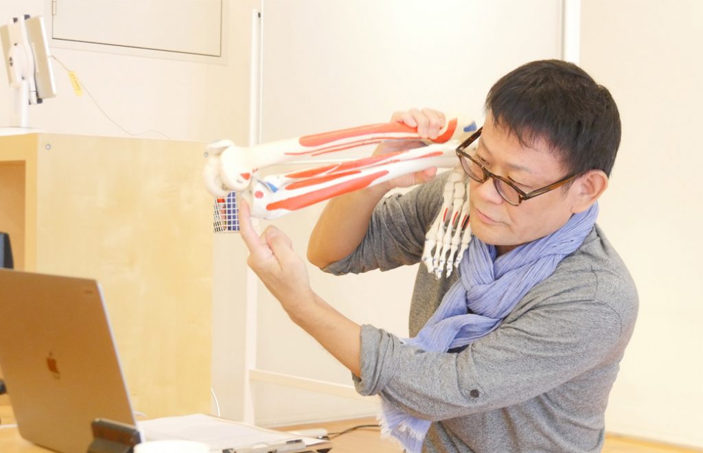 内田かつのり先生が膝関節を持って指をさしている