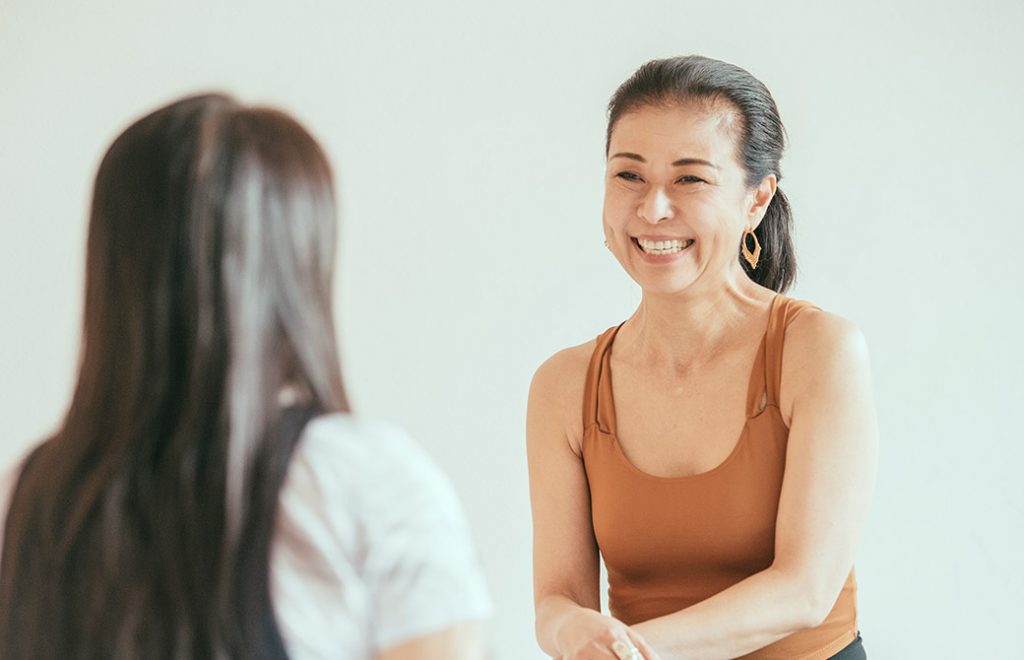 マック久美子先生笑顔でお話している様子