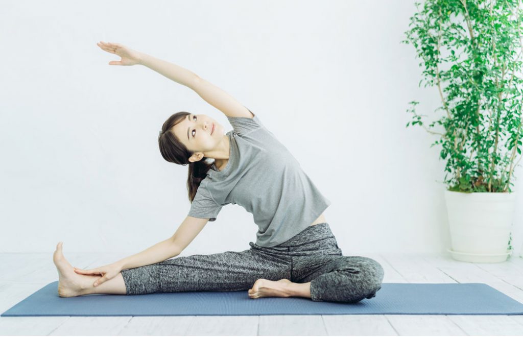片足の座った側屈をする女性