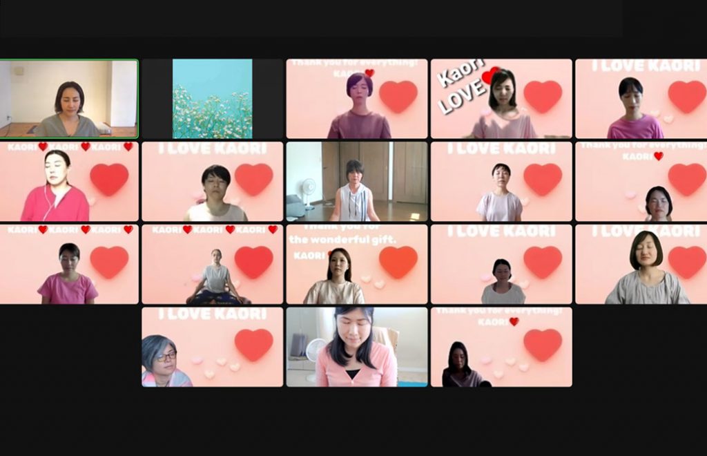 ハートの背景のたくさんの生徒さんとサントーシマ香先生