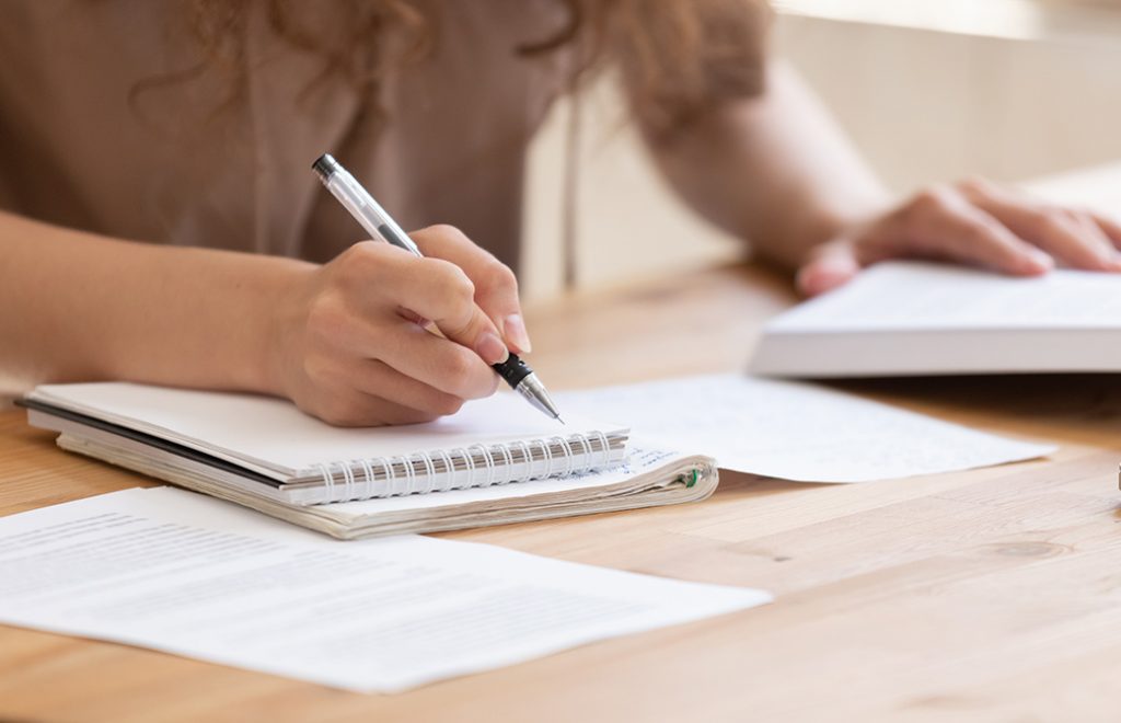 テスト勉強している女性の様子