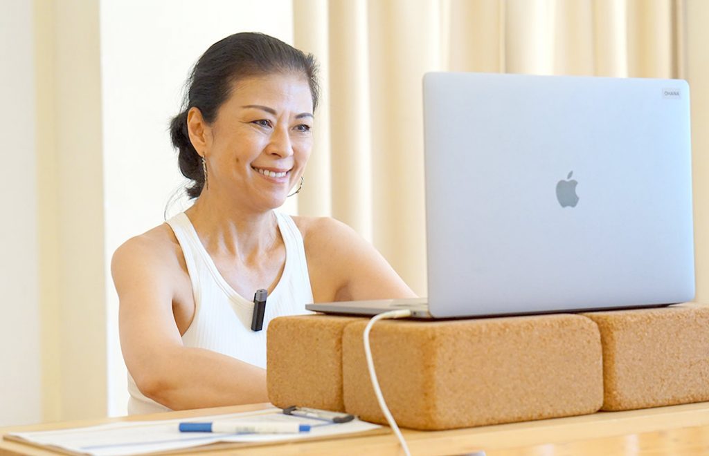 マック久美子先生がクラスをしている様子