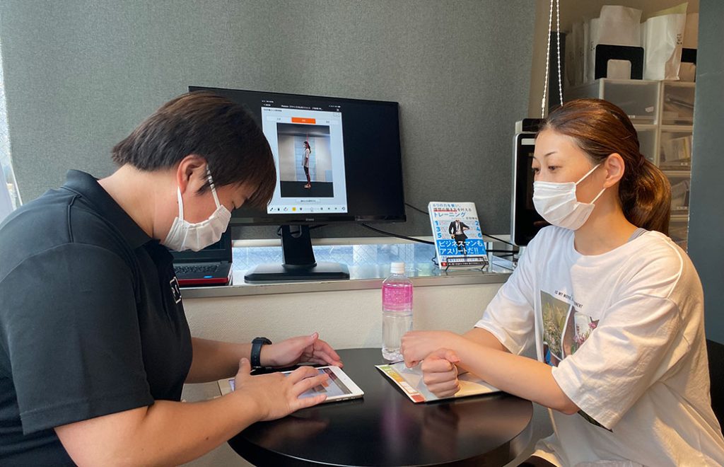 細かく1人ひとりの体の状態をチェックしている様子。