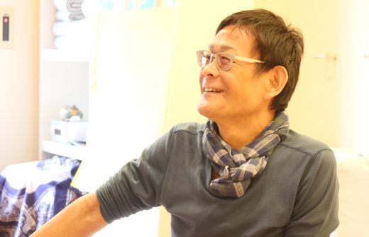 内田かつのり先生が笑顔で生徒さんを見ている