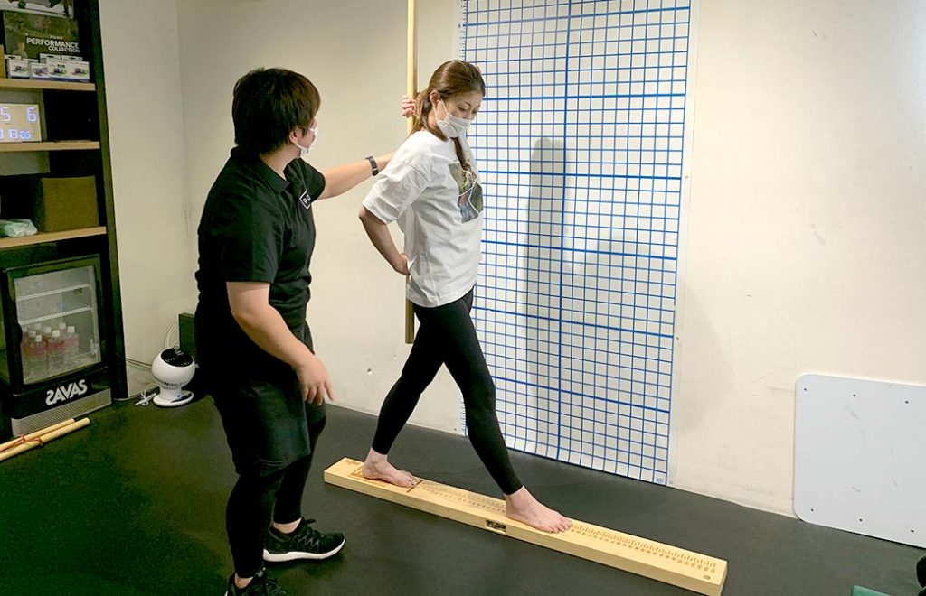 パーソナルトレーニングのアセスメントを受けているヨガジェネスタッフ：べー