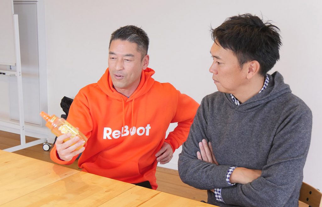 対談中のMIKIZOと吉田トレーナー。