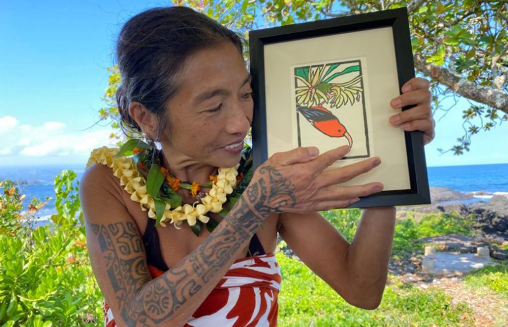 ヨーコ先生から送られてきたアンナさんのお写真。アンナさんの誕生日にヨーコ先生がプレゼントした絵画と共に。