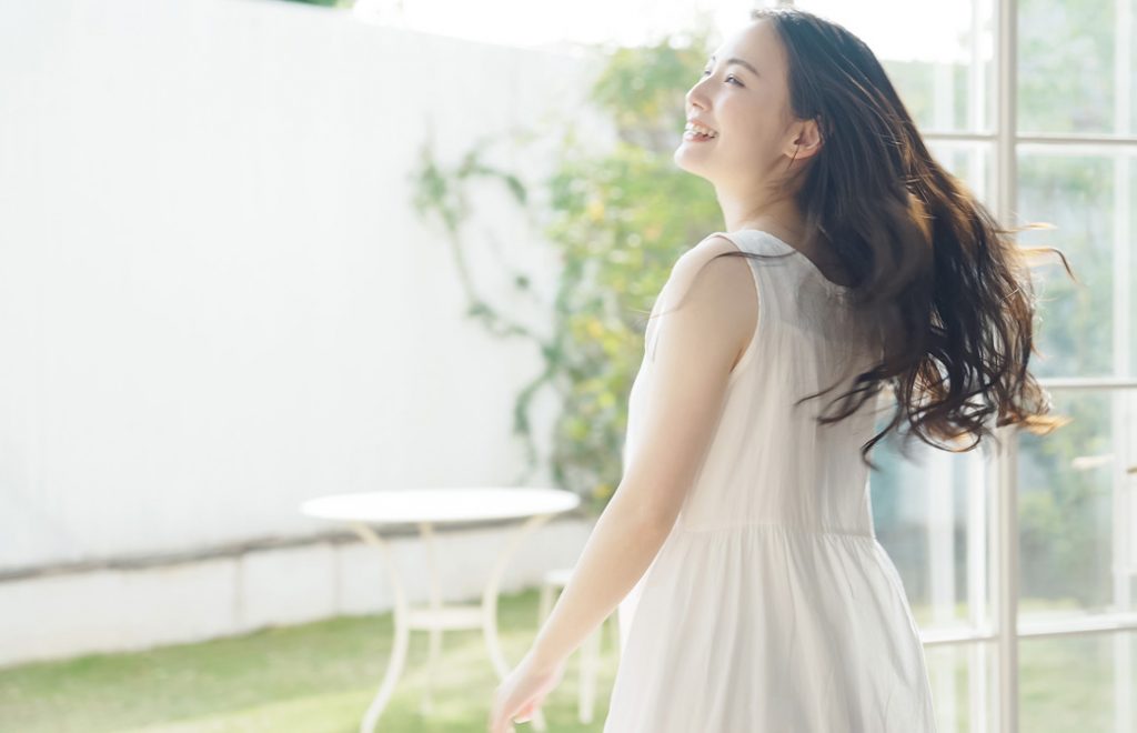 幸せそうな女性の画像