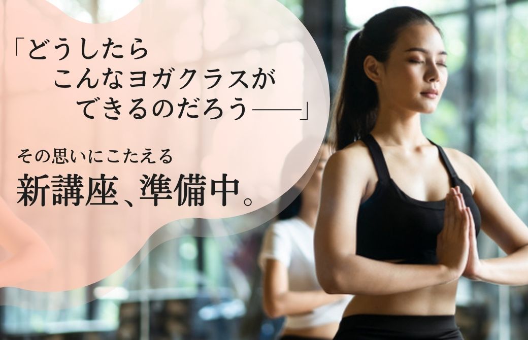 胸元で合掌する女性