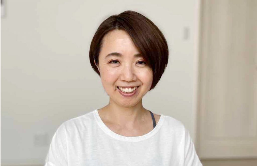 会社員をしながら、ヨガを教えるために進んでいる恵美さん