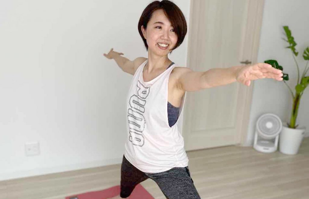 戦士のポーズ2番をする中山恵美さん